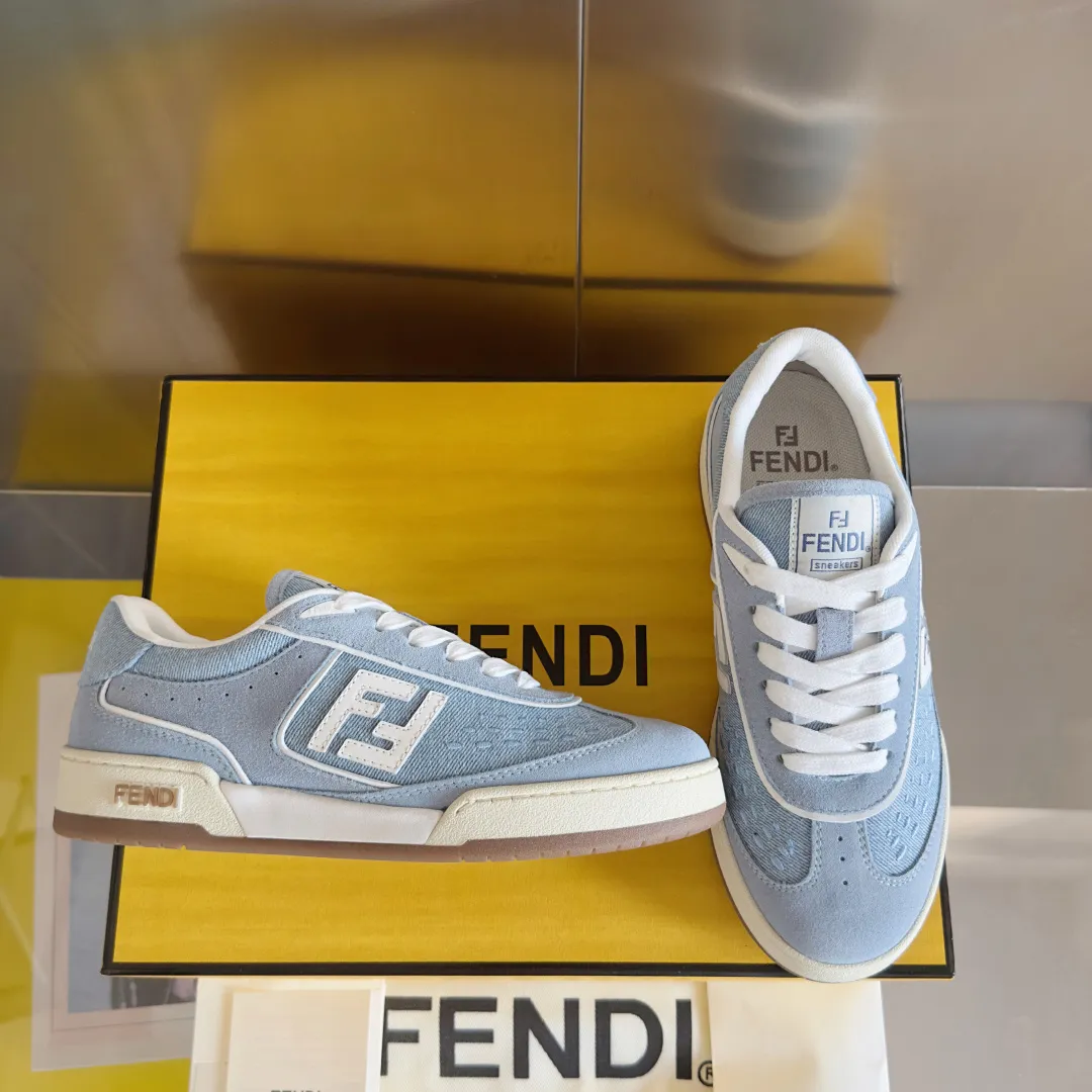 Top version: Couple model, cloth cover 700💰 Fendi Fendi match series Couple model, film, casual sports shoes, sneakers, original purchase, development and production of these FENDI Match lace-up sports shoes. Small perforations accent the upper. Made of white leather with beige suede details. Matcha green leather FF applique. Rubber sole with FENDI lettering on the side. Comes with exquisite packaging at the counter 🛍📦 ▪️ Fabric: Original custom imported first-layer cowhide ▪️ Lining: Imported custom breathable mesh ▪️ Sole: Original molded TPU two-color combination sole ▪️ Sole thickness: 3CM ▪️ Size: Women's 35-41 / Men's 39-45